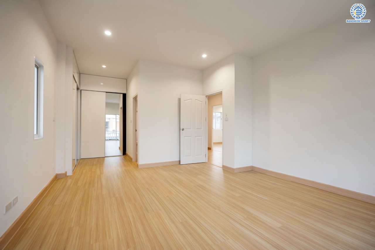 บ้านมือสองตกแต่งใหม่ ม.สิริกานต์3 บางใหญ่-กาญจนาฯ หลังมุม เนื้อที่ 56.8 ตร.ว. ฟังก์ชัน 3 นอน 3 น้ำ จอดรถได้ 2 คัน พื้นที่ใช้สอยกว้างขวาง พร้อมเดินทางสะดวกสบาย ใกล้รถไฟฟ้า "สถานีคลองบางไผ่" และจุดขึ้นทางด่วน "ศรีรัช"